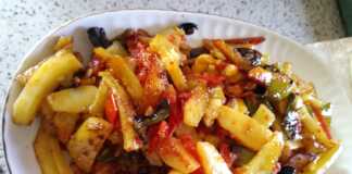 Πιάτο με ζεστές Τηγανιτές Πατάτες με Λαχανικά και κρεμμύδι.