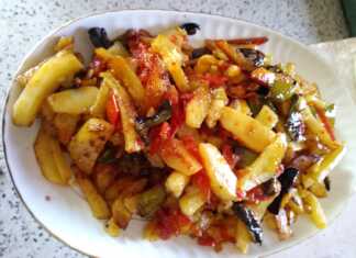 Πιάτο με ζεστές Τηγανιτές Πατάτες με Λαχανικά και κρεμμύδι.