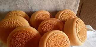 Πολύ όμορφο ψημένα Πρόσφορα του 15 Αυγούστου, με ευδιάκριτο το τύπωμα της σφραγίδας, πάνω σε μια σχάρα