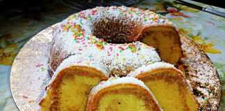 Αφράτο κέικ με κακάο σε φόρμα, πασπαλισμένο με ζάχαρη άχνη