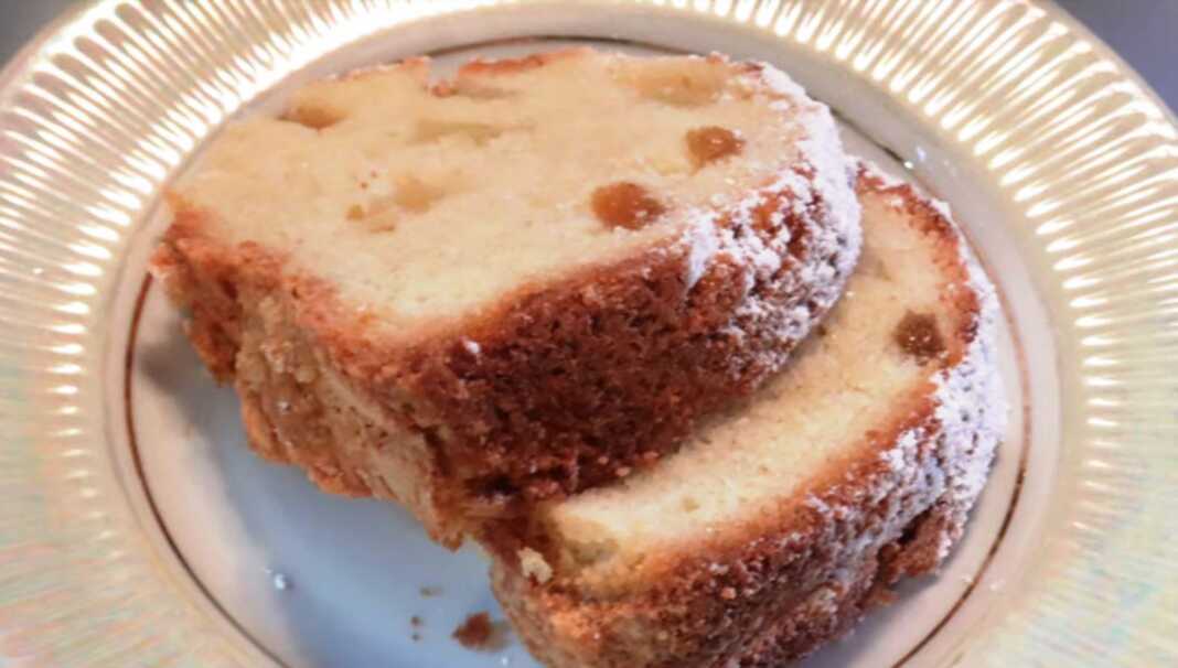 Κέικ μήλου με σταφίδες και γλασσο