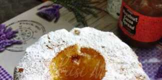 Ένα ολόκληρο αφράτο Κέικ με Φρέσκο Γάλα, κομμένο σε φέτες, ιδανικό για τον καφέ