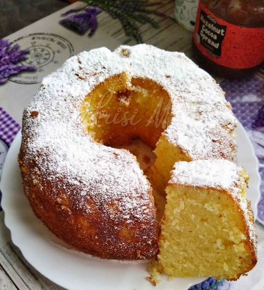 keikmegala Ένα ολόκληρο αφράτο Κέικ με Φρέσκο Γάλα, κομμένο σε φέτες, ιδανικό για τον καφέ