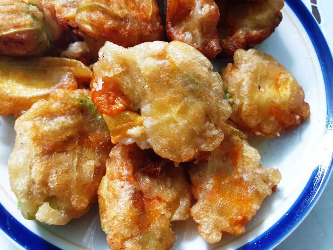 kolokithoanthoi Κολοκυθοανθοί γεμιστοί με τυρί και σταφίδες