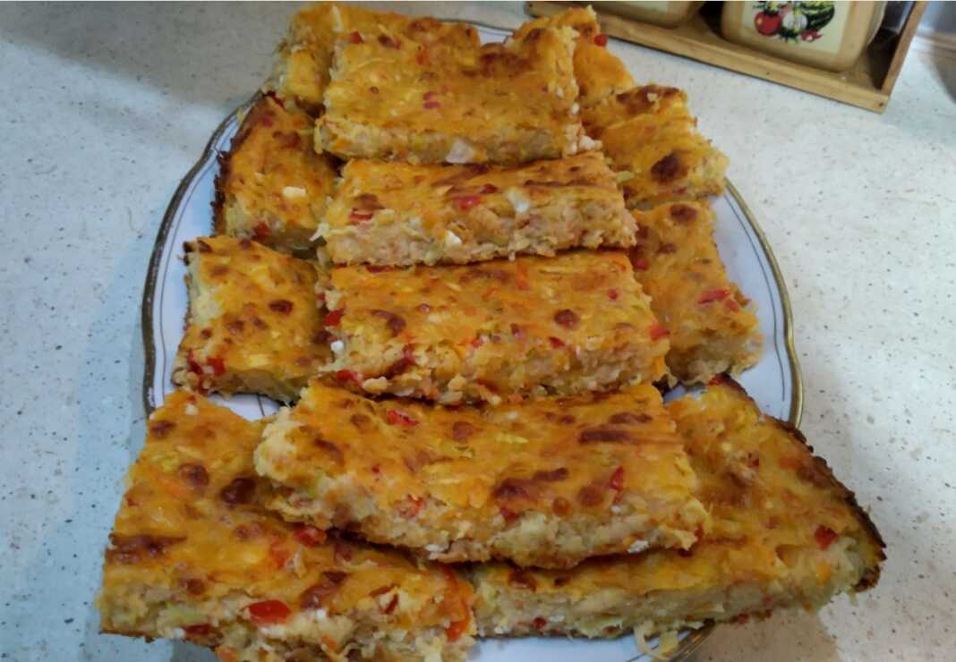 kolokithopita Μια λαχταριστή, φρεσκοψημένη κολοκυθοτυρόπιτα σε ταψί.