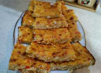 Μια λαχταριστή, φρεσκοψημένη κολοκυθοτυρόπιτα σε ταψί.