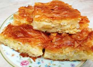 Μια παραδοσιακή γλυκιά κολοκυθόπιτα με πολλά λεπτά φύλλα ροδοκοκκινισμένη μέσα στο ταψί της κουζίνας