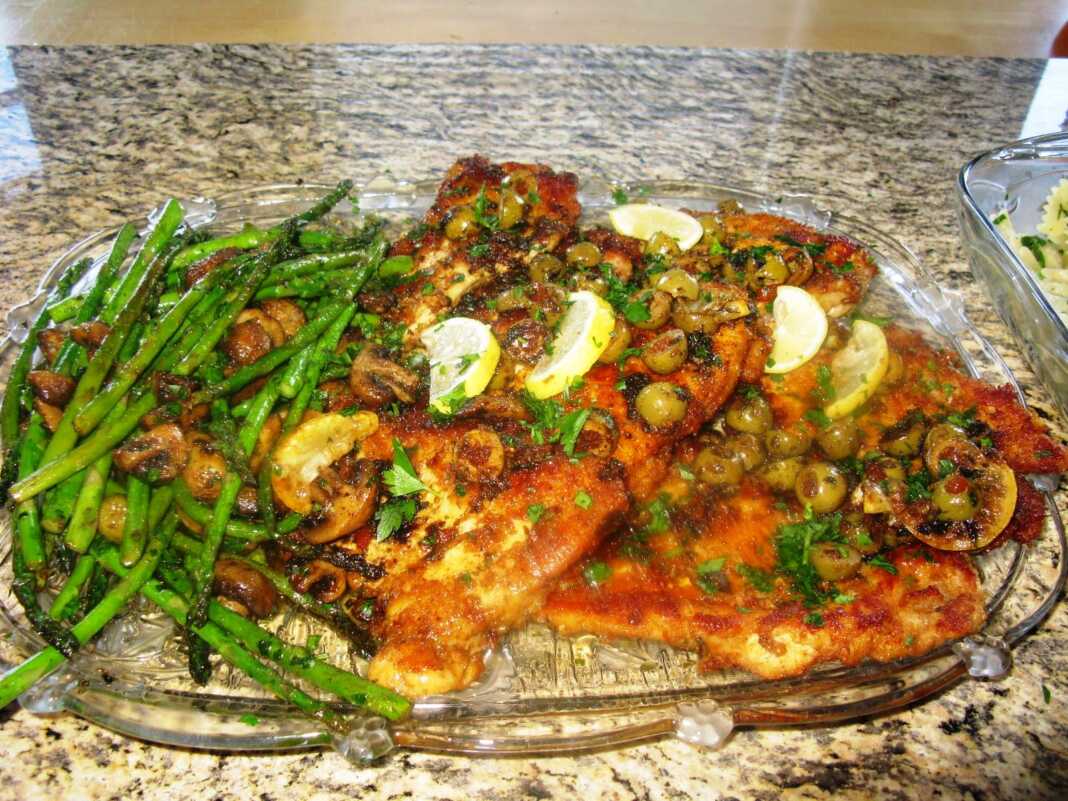 Κοτόπουλο με σπαρράγια και Ελιές