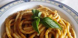 Μακαρόνι Χοντρό με πέστο βασιλικού και αποξηραμένες ντομάτες