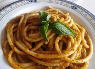 Μακαρόνι Χοντρό με πέστο βασιλικού και αποξηραμένες ντομάτες