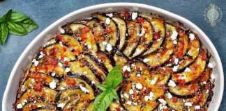 Κοντινό πλάνο στις ψημένες Μελιτζάνες Ογκρατέν, με τα λιωμένα τυριά και το χρυσαφένιο χρώμα της επιφάνειας