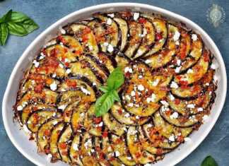 Κοντινό πλάνο στις ψημένες Μελιτζάνες Ογκρατέν, με τα λιωμένα τυριά και το χρυσαφένιο χρώμα της επιφάνειας