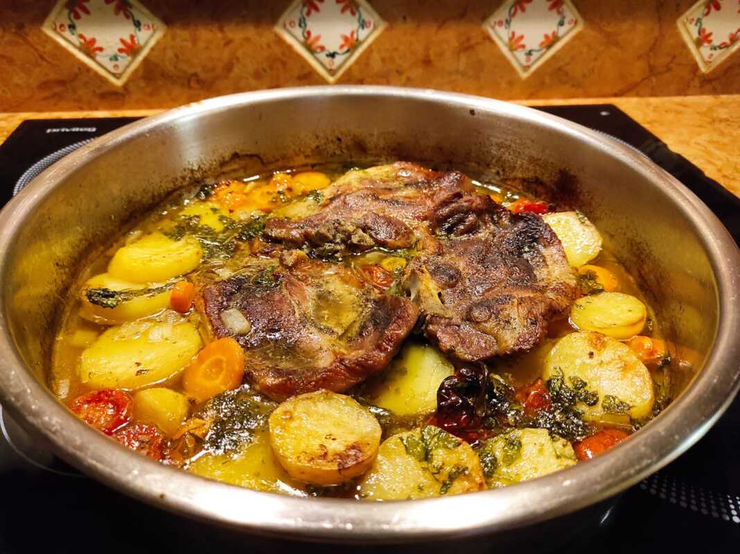 Μπριζόλες λαιμού με πάτατες στο φούρνο