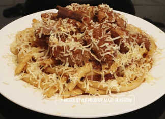 Πιατέλα με αυθεντική Κερκυραϊκή Παστιτσάδα με κόκορα, ζυμαρικά και άφθονο τριμμένο τυρί.