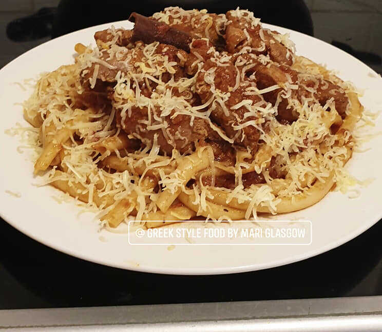 pastitsada Πιατέλα με αυθεντική Κερκυραϊκή Παστιτσάδα με κόκορα, ζυμαρικά και άφθονο τριμμένο τυρί.