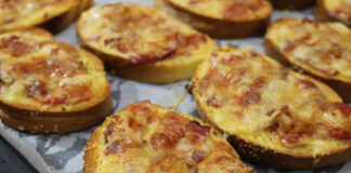 Πίτσα με Μπαγιάτικο Ψωμί, σε φέτες έτοιμες για σερβίρισμα.