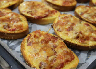 Πίτσα με Μπαγιάτικο Ψωμί, σε φέτες έτοιμες για σερβίρισμα.