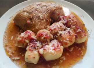 Ζουμερό κοκκινιστό κοτόπουλο σε πλούσια σάλτσα σερβιρισμένο με αφράτα νιόκι πατάτας και φρέσκο πιπέρι σε βαθύ πιάτο