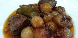 Το έτοιμο Μελωμένο Μοσχάρι Στιφάδο σε πιάτο, γαρνιρισμένο με μαϊντανό.