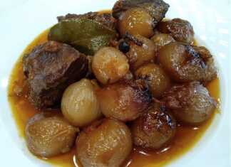 Το έτοιμο Μελωμένο Μοσχάρι Στιφάδο σε πιάτο, γαρνιρισμένο με μαϊντανό.