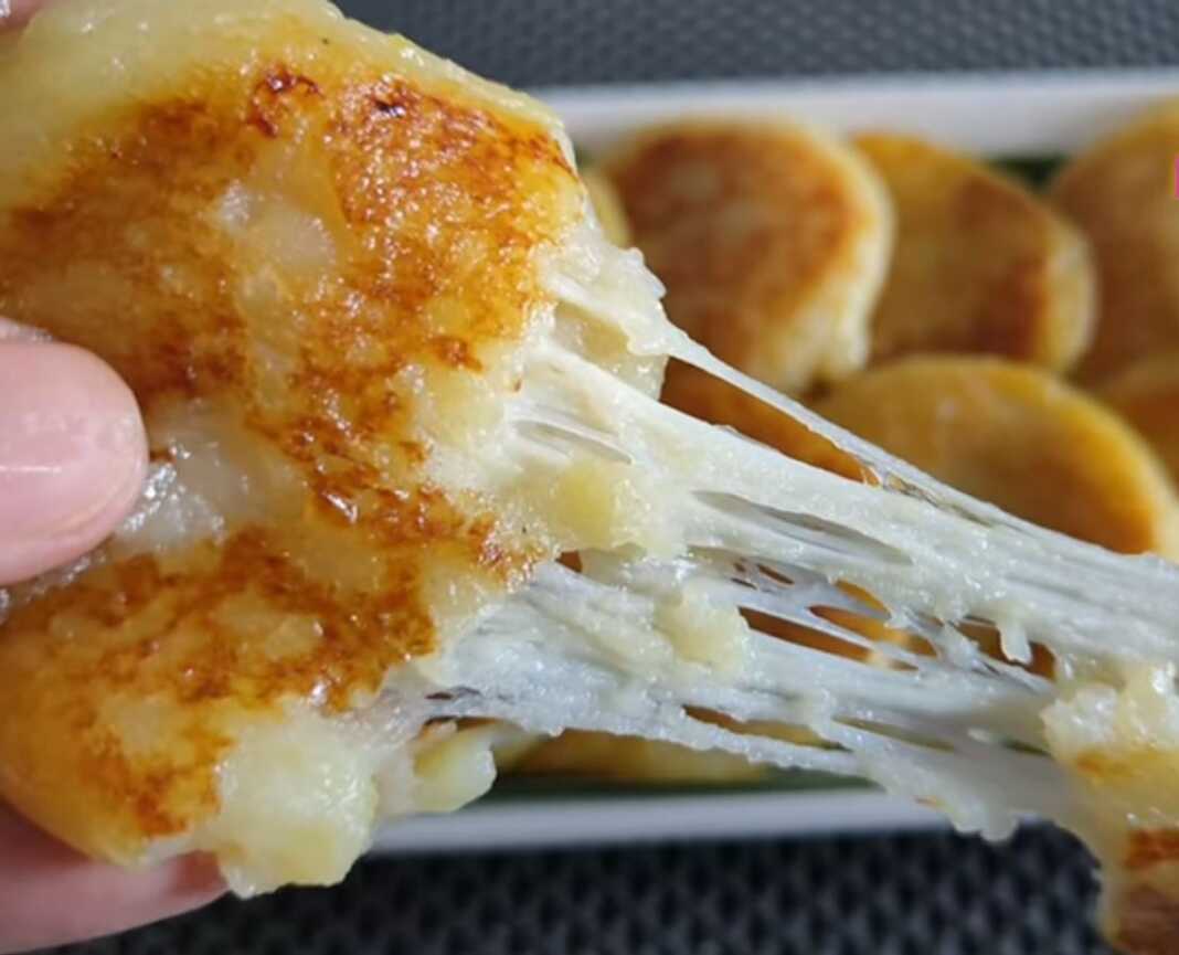 Οι **Γεμιστές Τηγανίτες Πατάτας** σερβιρισμένες σε πιάτο