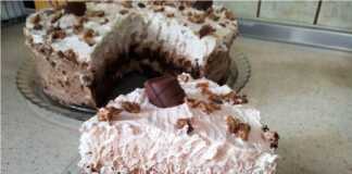 Τούρτα Bueno κομμένη, με εμφανείς στρώσεις σοκολατένιου παντεσπανιού και μους.