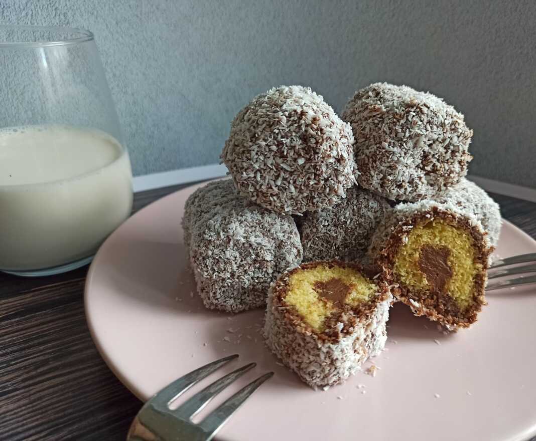 Γεμιστά Lamingtons με Κρέμα Σοκολάτας σε σχήμα ρολού, καλυμμένα με καρύδα.