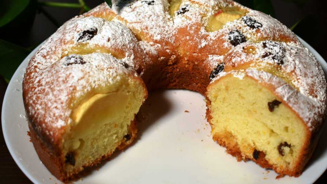 Apple Yogurt Cake1 Αφράτο Κέικ Γιαουρτιού Μήλου, κομμένο σε φέτες, με μήλα στην επιφάνεια, έτοιμο για σερβίρισμα