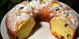 Αφράτο Κέικ Γιαουρτιού Μήλου, κομμένο σε φέτες, με μήλα στην επιφάνεια, έτοιμο για σερβίρισμα