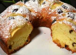 Αφράτο Κέικ Γιαουρτιού Μήλου, κομμένο σε φέτες, με μήλα στην επιφάνεια, έτοιμο για σερβίρισμα