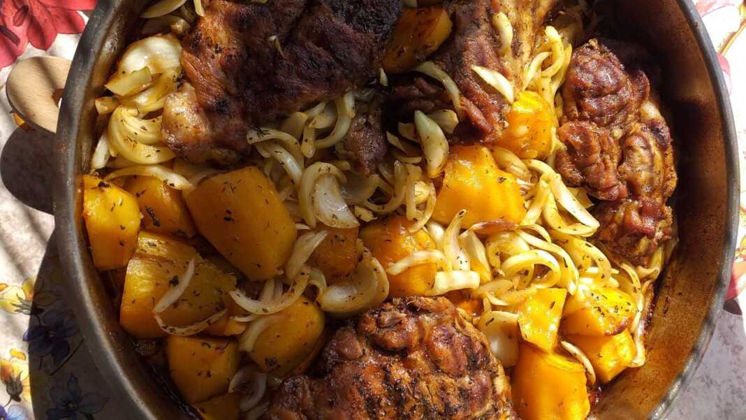 Μπριζόλες λαιμού με πατάτες και κρεμμύδι!