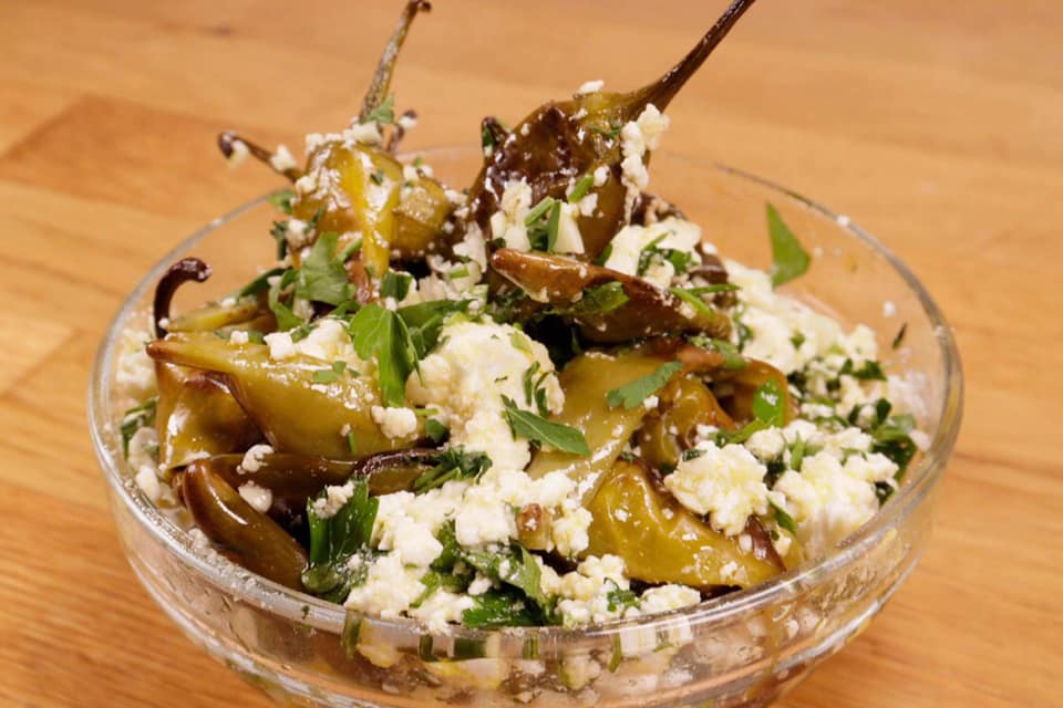 PiperiesFetaLadi Πιπεριές με τυρί φέτα και ελαιόλαδο