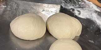 Τρία κομμάτια Ζύμης Πίτσας με Προζύμι έτοιμα για ψήσιμο.