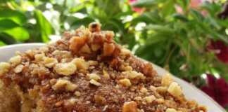 Αμυγδαλόπιτα Μια χρυσαφένια, σιροπιαστή αμυγδαλόπιτα κομμένη σε τετράγωνα κομμάτια, πασπαλισμένη με φιλέ αμυγδάλου.