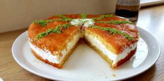 Μία ολόκληρη Τούρτα Μπαμπάς σε πιατέλα, διακοσμημένη με φιστίκι Αιγίνης και καρύδα