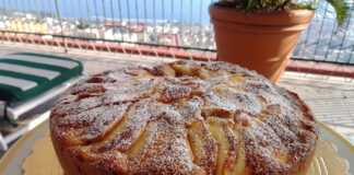 Η ψημένη Μηλόπιτα πασπαλισμένη με άχνη ζάχαρη, έτοιμη για σερβίρισμα