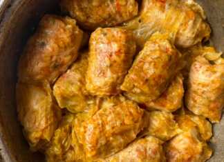 Παραδοσιακά γιαπράκια Κοζάνης μέσα στην κατσαρόλα, τυλιγμένα σφιχτά με φύλλα αρμιάς και αρωματισμένα με ολόκληρους σπόρους μπαχάρι