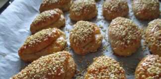 Αφράτα κασεροπιτάκια με ηλιέλαιο, πασπαλισμένα με σουσάμι,