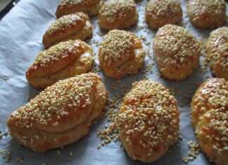 Αφράτα κασεροπιτάκια με ηλιέλαιο, πασπαλισμένα με σουσάμι,