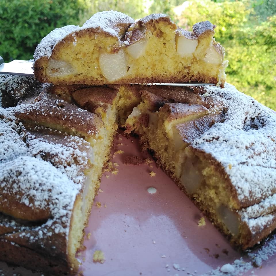 keikAxladi4 Σπιτικό αφράτο κέικ αχλαδιού με καραμελωμένα αχλάδια και πασπάλισμα κανέλας.