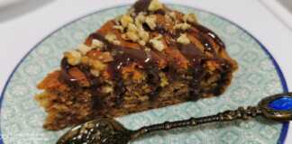 Έχουμε πάντα 2-3 μπανάνες στα φρούτα μας που δεν τρώει κανείς πια. Και αυτά τα κέικ που γίνονται σε δύο τρεις κινήσεις είναι οι αγαπημένες μου. Δεν χρειάζεται καν μίξερ, ανακατεύεις όλα τα υλικά και, στο φούρνο, έτοιμο! Υλικά: 2 μπανάνες 2 κουταλιές της σούπας γάλα 100 γρ βούτυρο λιωμένο 80 γρ καστανή ζάχαρη 150 γρ αλεύρι 1 κουταλάκι του γλυκού μπέικιν πάουντερ 1 κουταλάκι του γλυκού μαγειρική σόδα 1 κανέλα σε σκόνη 1 σταγόνα ουσία βανίλιας Εκτέλεση. 1. Πολτοποιήστε τις μπανάνες σε ένα μπολ με ένα πιρούνι. 2. Προσθέτουμε το γάλα και το λιωμένο βούτυρο και ανακατεύουμε καλά με ένα σύρμα. Προσθέτουμε επίσης ζάχαρη, αλεύρι, μπέικιν πάουντερ και μαγειρική σόδα. Στο τέλος προσθέτουμε το εκχυλισμα βανίλιας και την κανέλα σε σκόνη και ανακατεύουμε. Δεν χρειάζεται μίξερ, απλά ανακατεύουμε αυτά τα υλικά με μια σπάτουλα ή ένα σύρμα. 3. Ρίξτε τη σύνθεση σε ένα μπολ στρωμένο με χαρτί ψησίματος και ψήστε το κέικ στον προθερμασμένο φούρνο στους 180 βαθμούς για 25-30 λεπτά ή μέχρι να περάσει τη δοκιμή της οδοντογλυφίδας. Αφήνουμε το κέικ να κρυώσει. Επέλεξα να το φτιάξω λιωμενη σοκολάτας, αλλά είναι νόστιμο και απλό. Καλή όρεξη!