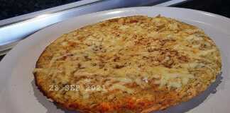 Κολοκυθάκια τριμμένα με αυγά και τυρί σε ένα τηγάνι.