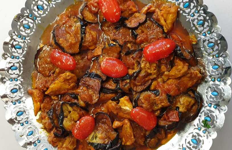 kotopouloKaramelomenakremidia Πιάτο με Κοτόπουλο με Καραμελωμένα Κρεμμύδια και Μελιτζάνες.