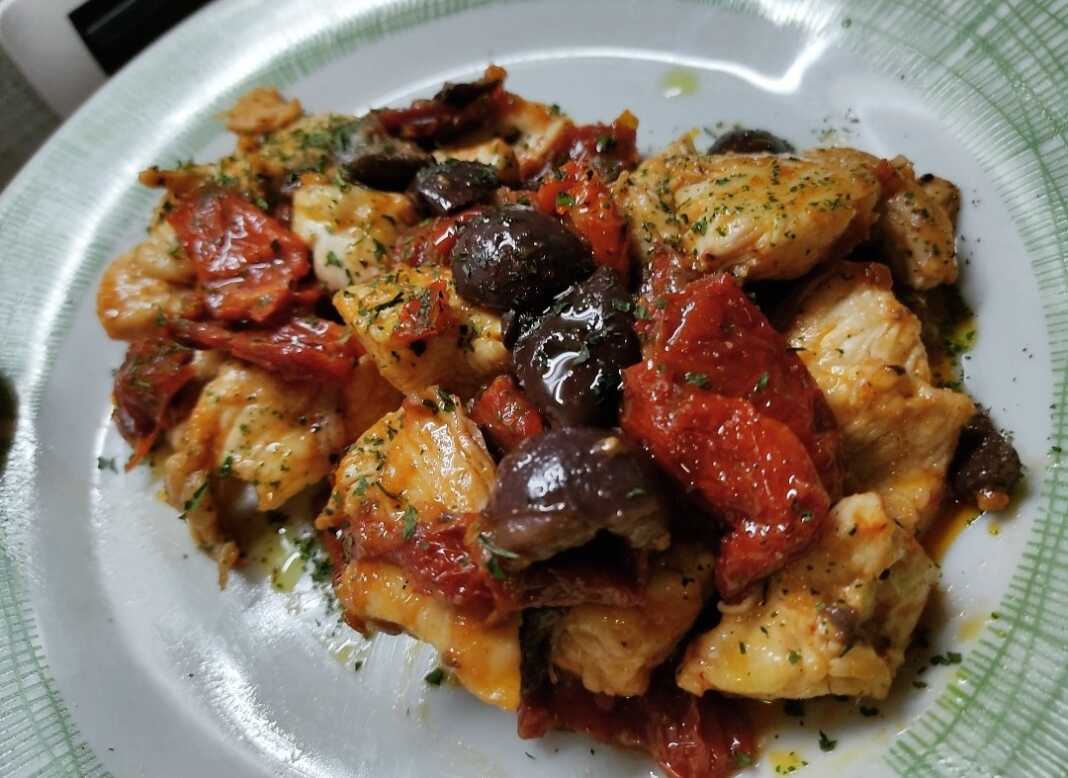 Κοτόπουλο με λιαστές ντομάτες και ελιές