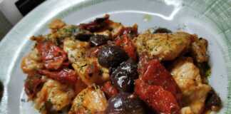 Κοτόπουλο με λιαστές ντομάτες και ελιές