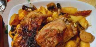 Χοιρινό κότσι με πατάτες, μελωμένο και έτοιμο, σερβιρισμένο κατευθείαν από τη γάστρα.