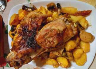 Χοιρινό κότσι με πατάτες, μελωμένο και έτοιμο, σερβιρισμένο κατευθείαν από τη γάστρα.