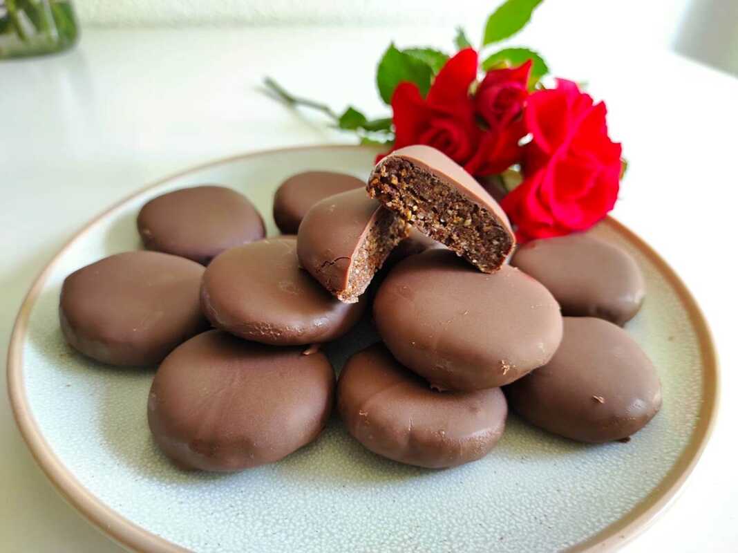 Γλυκάκια με σοκολάτα ,μέλι και χουρμάδες