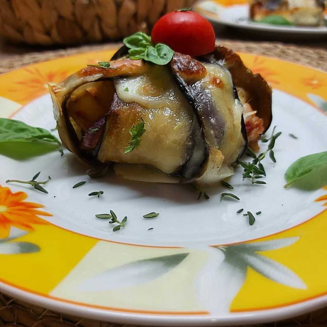 melitzana gemisti Mελιτζάνα γεμιστή με κοτόπουλο και πατάτες