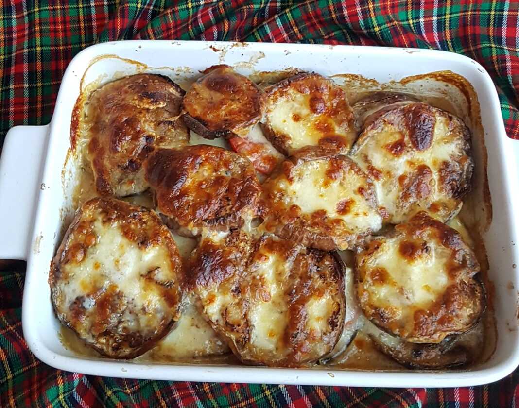 melitzanesGratin Ένα ταψί με λαχταριστή Ψητή Μελιτζάνα με Ντομάτα και Μοτσαρέλα, με το τυρί λιωμένο και ελαφρά ροδισμένο.